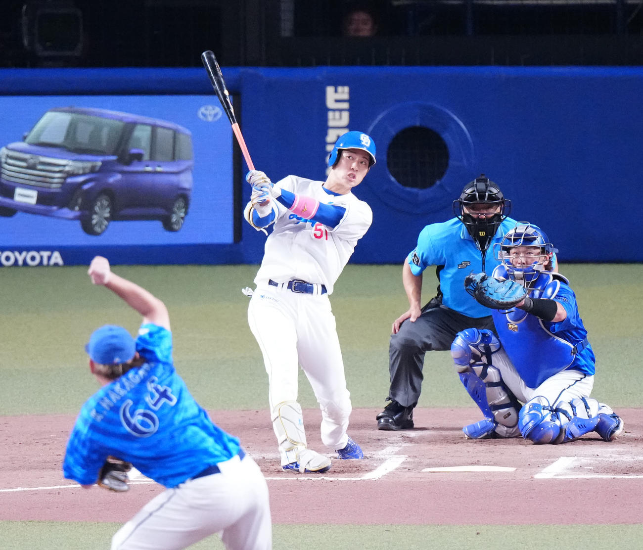 中日対DeNA 6回裏中日無死、右越えソロ本塁打を放つ上林。投手中川（撮影・江口和貴）
