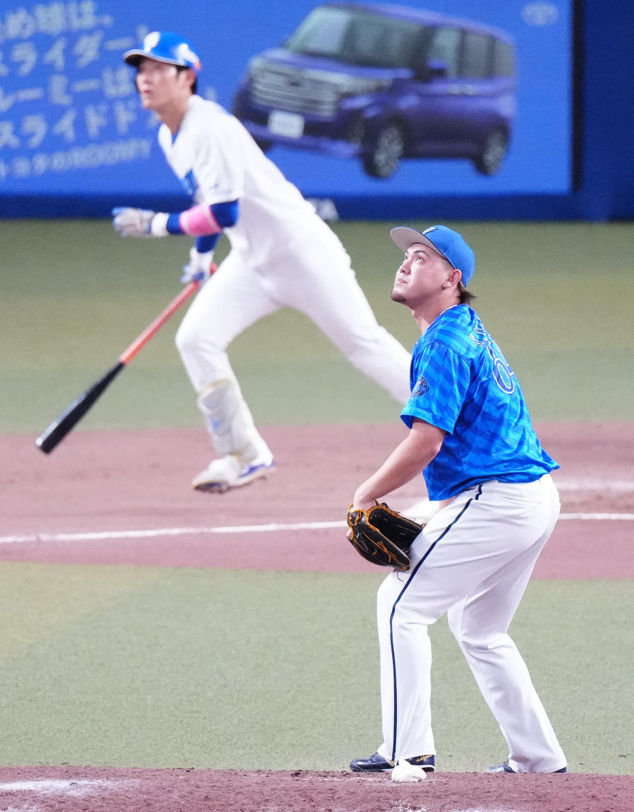中日対DeNA 6回裏中日無死、上林（後方）にソロ本塁打を浴びる中川（撮影・江口和貴）