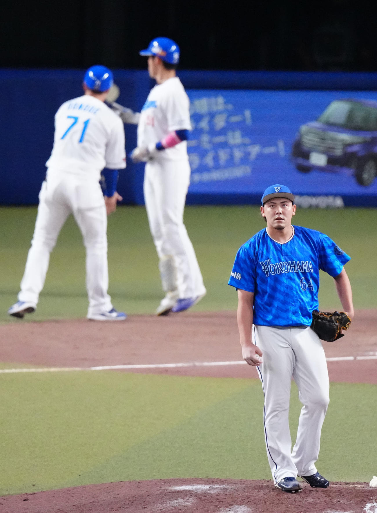 中日対DeNA 6回裏中日無死、上林（後方右）にソロ本塁打を浴びた中川（撮影・江口和貴）