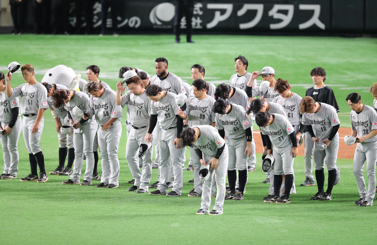 ソフトバンク対ロッテ　今シーズン、福岡みずほペイペイドームでの試合を終えたロッテナインはファンにあいさつ（撮影・梅根麻紀）