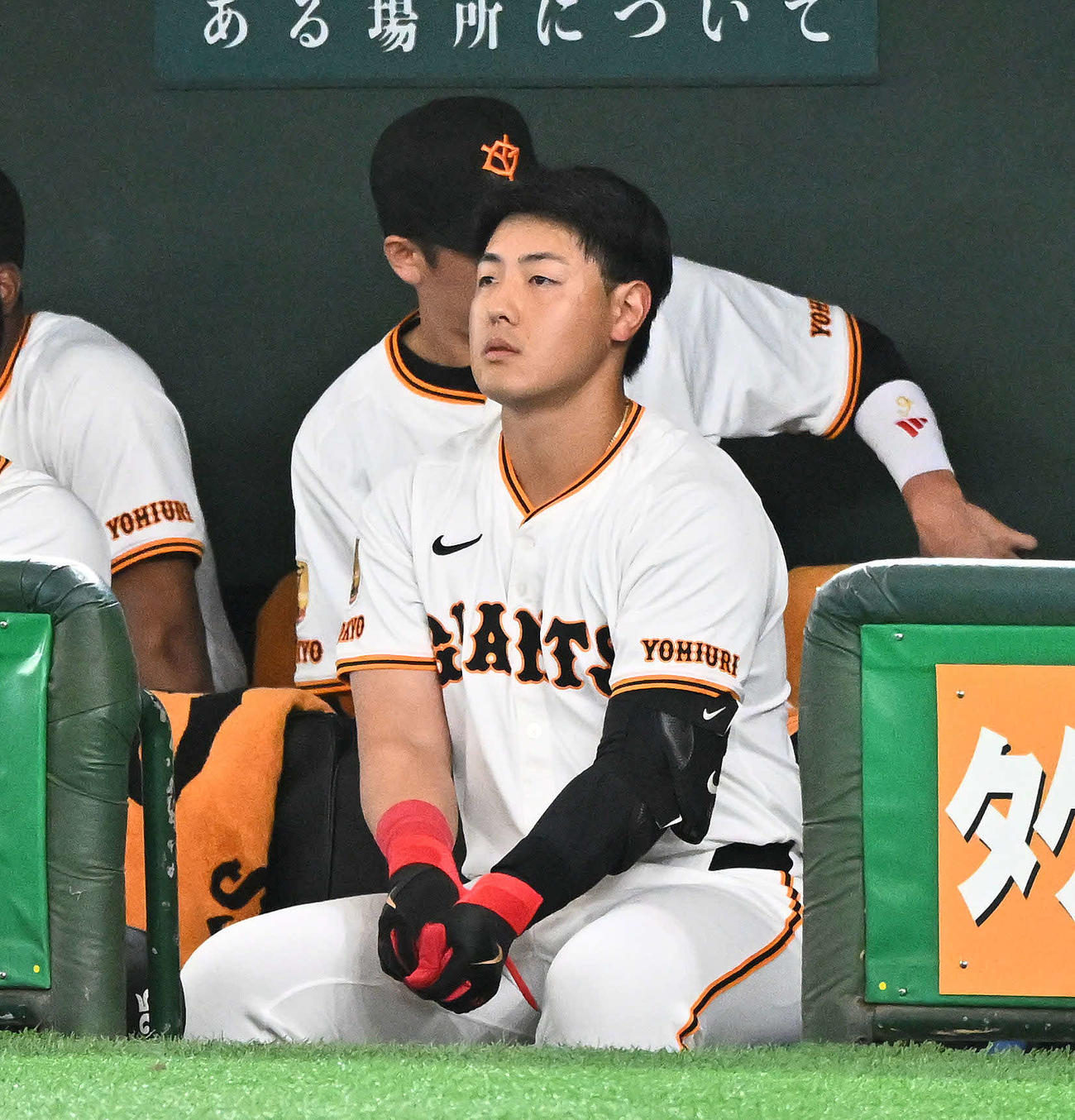 巨人対阪神　ベンチの岡本和真（撮影・滝沢徹郎）