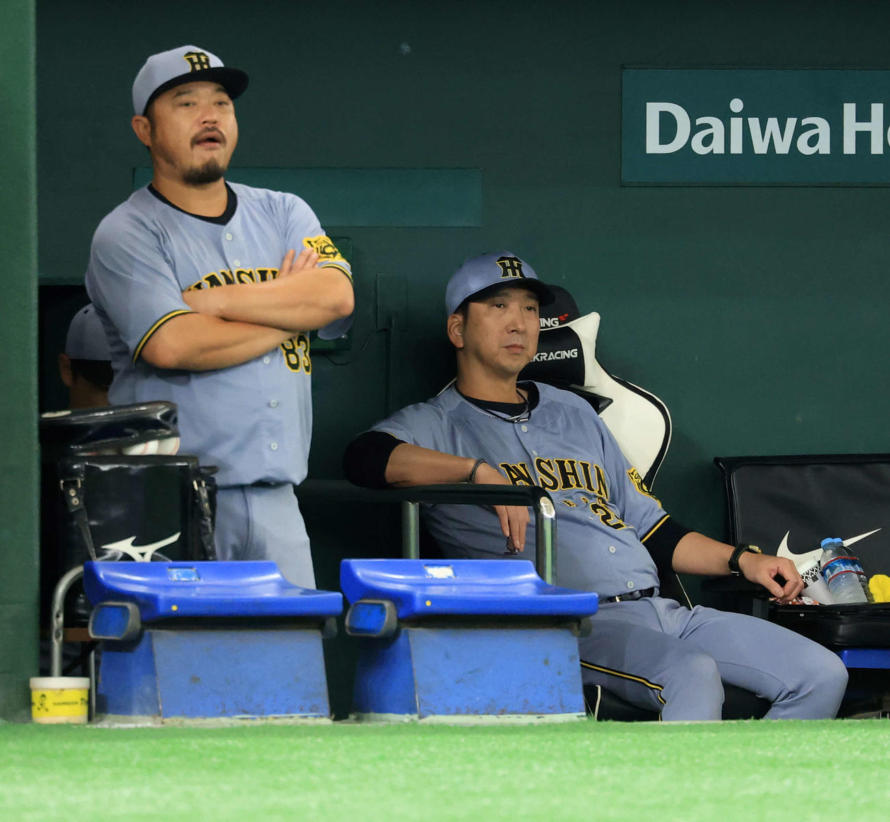 巨人対阪神　厳しい表情で試合を見つめる阪神藤川監督（右）（撮影・浅見桂子）