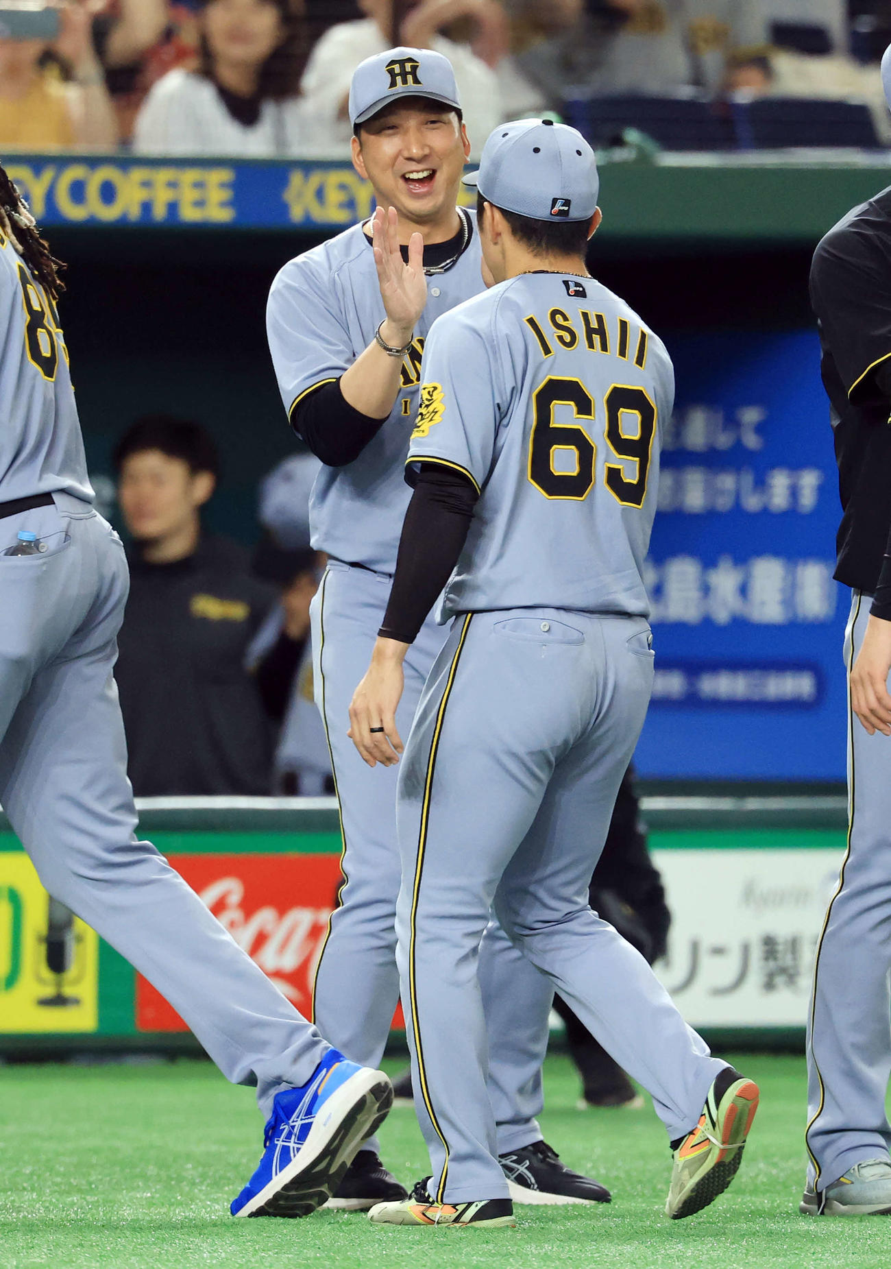 巨人対阪神　連勝し、40試合無失点記録となった阪神石井（手前）を笑顔で迎える藤川球児監督（撮影・浅見桂子）