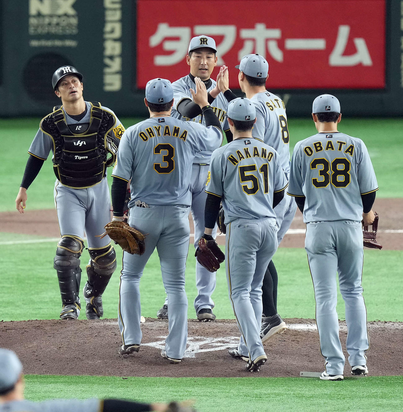 巨人対阪神　巨人に勝利し笑顔を見せる阪神（撮影・たえ見朱実）
