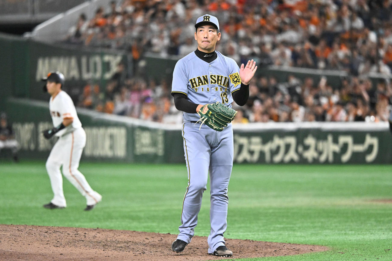 巨人対阪神　9回裏巨人2死一、二塁、代打坂本を空振り三振に仕留めグラブをたたく岩崎（撮影・滝沢徹郎）