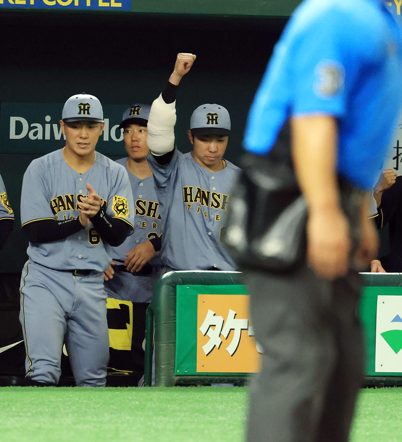巨人対阪神　勝利の瞬間、ガッツポーズする阪神石井（右）（撮影・浅見桂子）