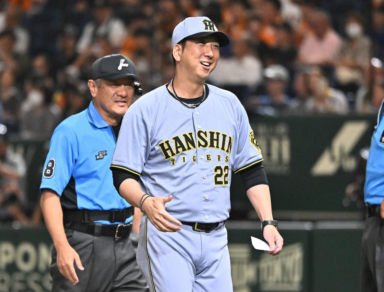 巨人対阪神　試合前のメンバー表の交換を終え笑顔で引き揚げる阪神藤川監督（撮影・滝沢徹郎）