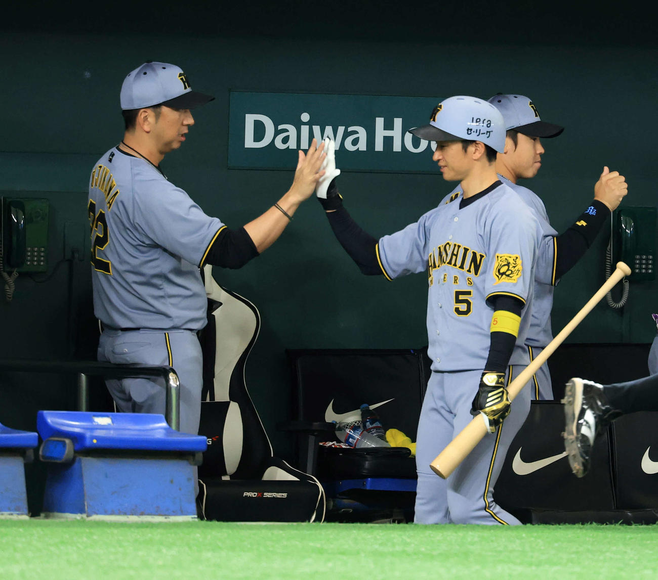巨人対阪神　試合前、ハイタッチで気合を入れる阪神藤川監督（左）と近本（撮影・浅見桂子）