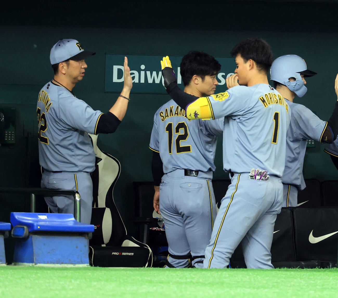 巨人対阪神　試合前、ハイタッチで気合を入れる阪神藤川監督（左）と森下（撮影・浅見桂子）