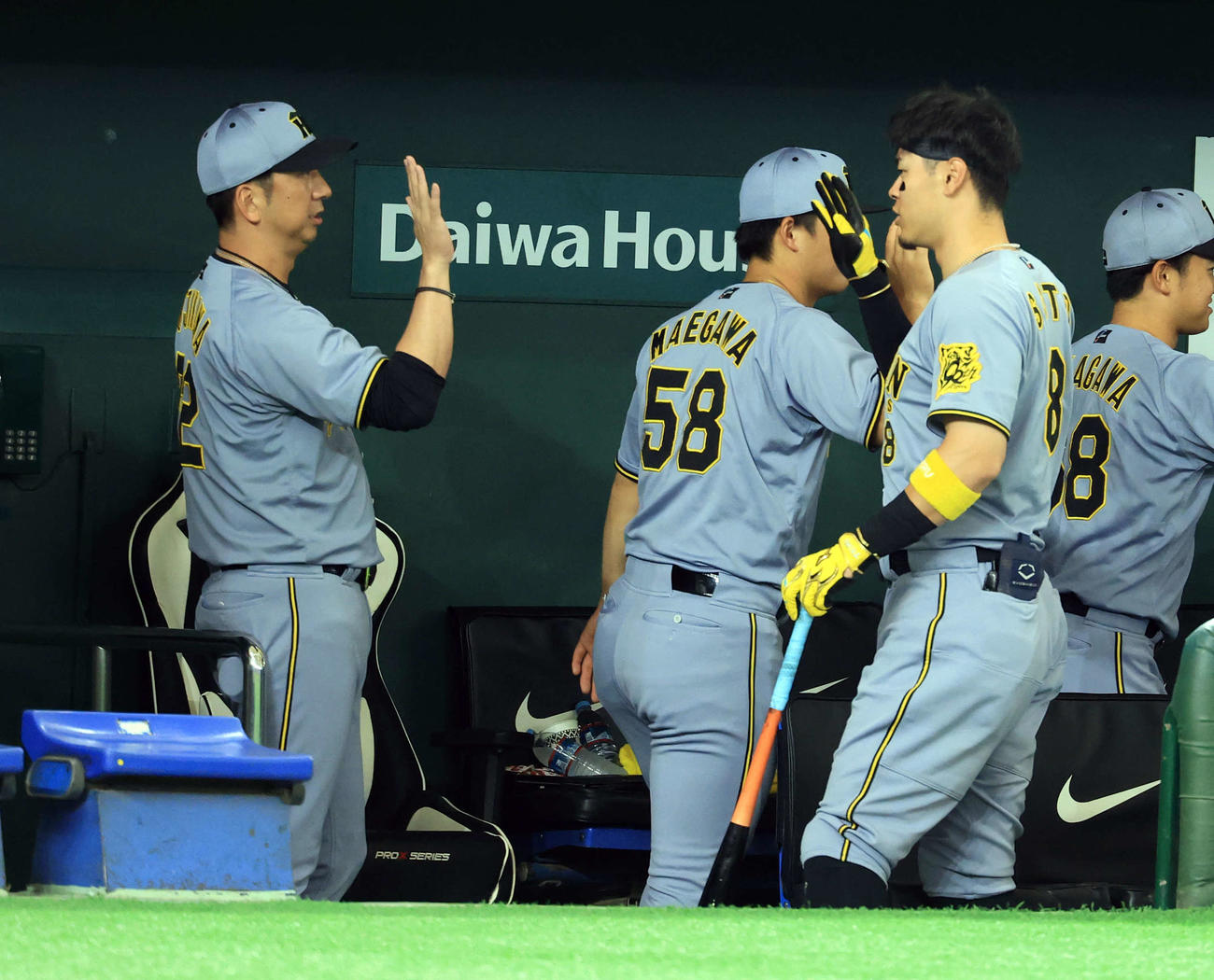 巨人対阪神　試合前、ハイタッチで気合を入れる阪神藤川監督（左）と佐藤輝（撮影・浅見桂子）