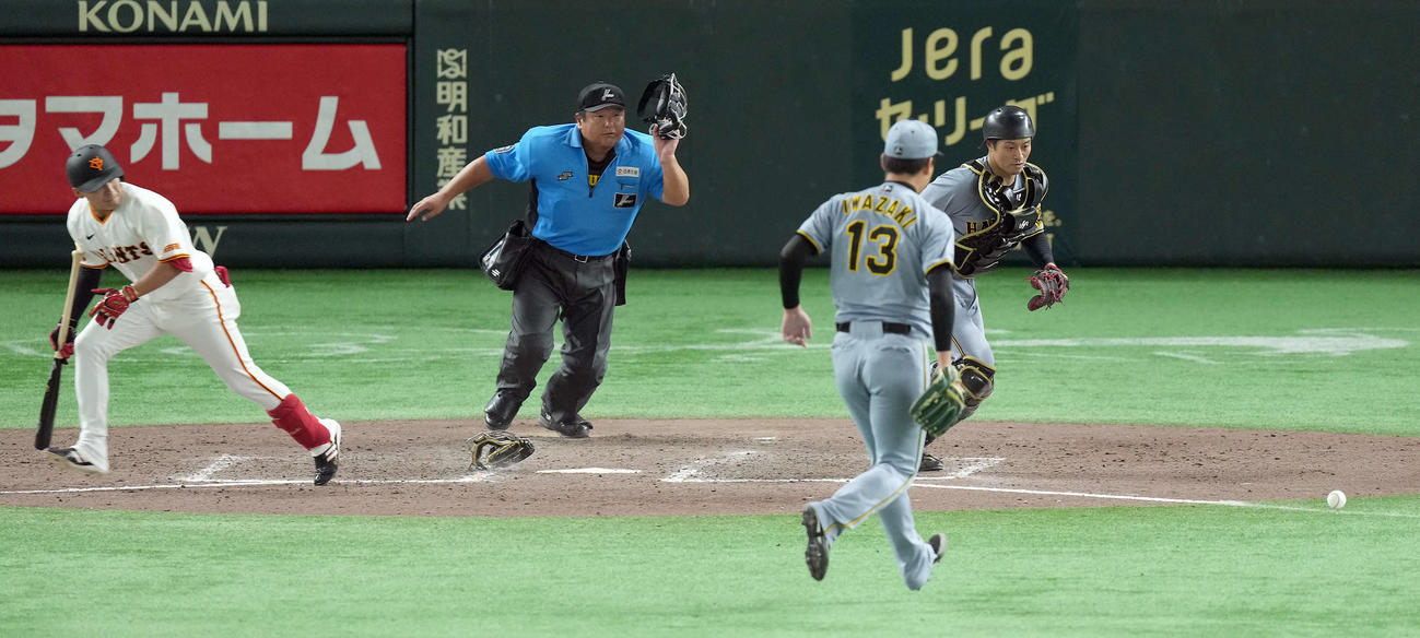 巨人対阪神　9回裏巨人無死一、二塁、スリーバント失敗に終わる代打増田大（撮影・たえ見朱実）