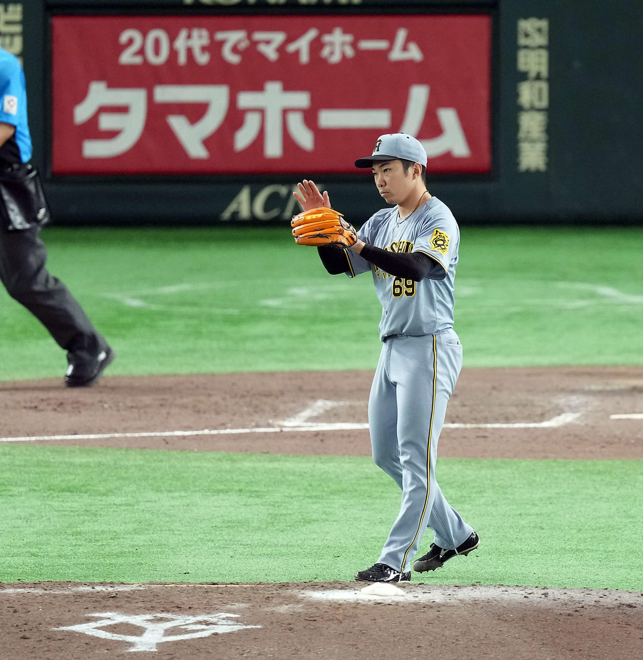 巨人対阪神　8回からマウンドに上がり無失点に抑えた阪神石井（撮影・たえ見朱実）