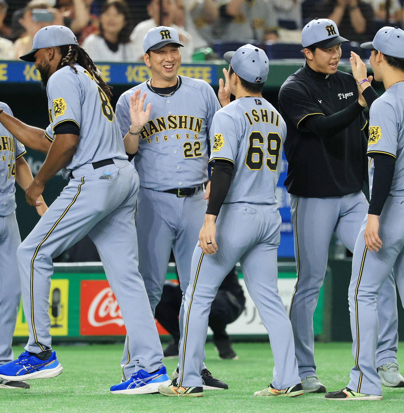 巨人対阪神　連勝し、40試合無失点記録となった阪神石井（手前右）を笑顔で迎える藤川球児監督。右は才木（撮影・浅見桂子）
