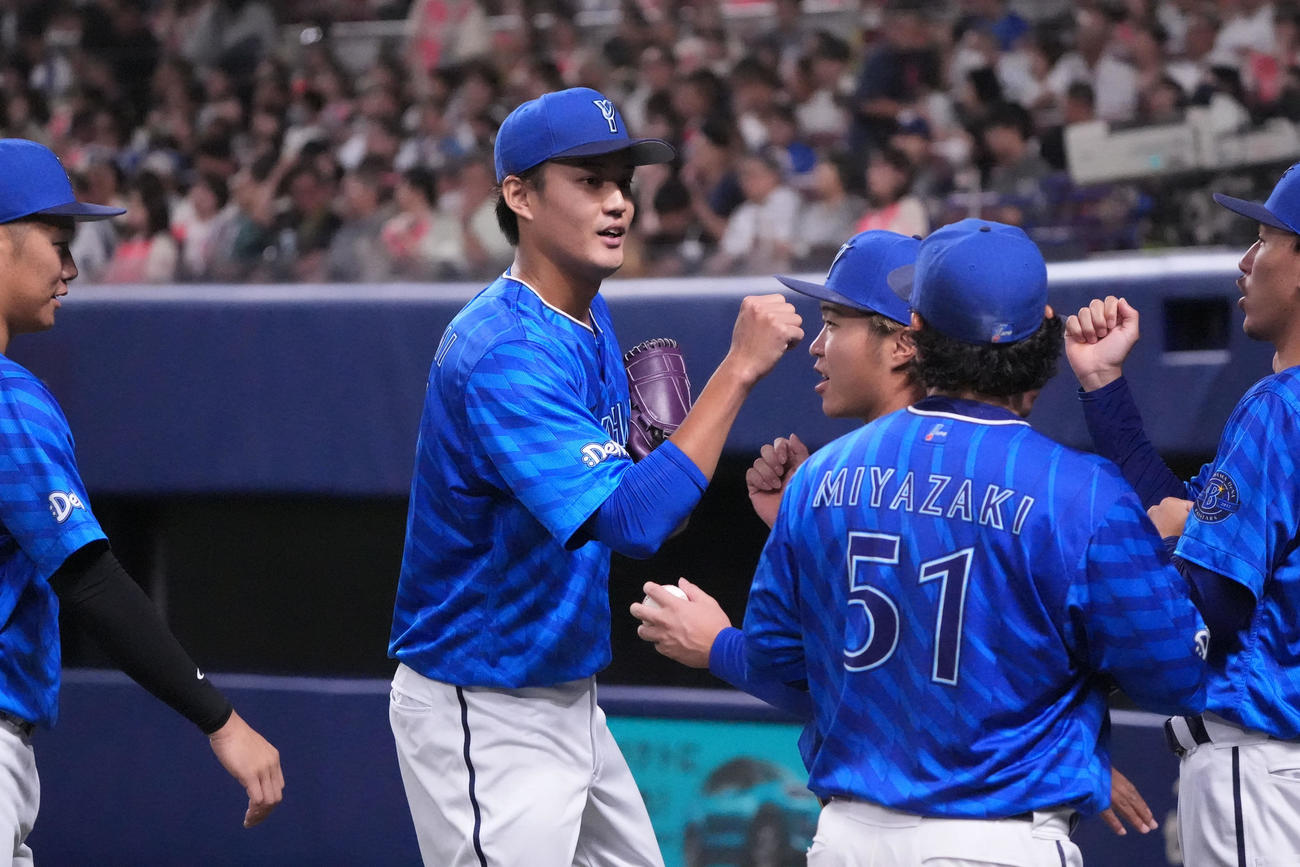 中日対DeNA 1回終了、藤浪（左から2人目）はナインとタッチを交わしベンチへ戻る（撮影・森本幸一）