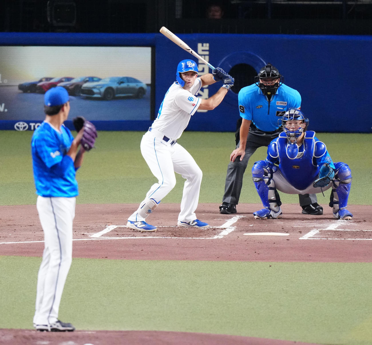 中日対DeNA 1回裏中日2死二塁、打席に立つボスラー。投手藤浪（撮影・江口和貴）