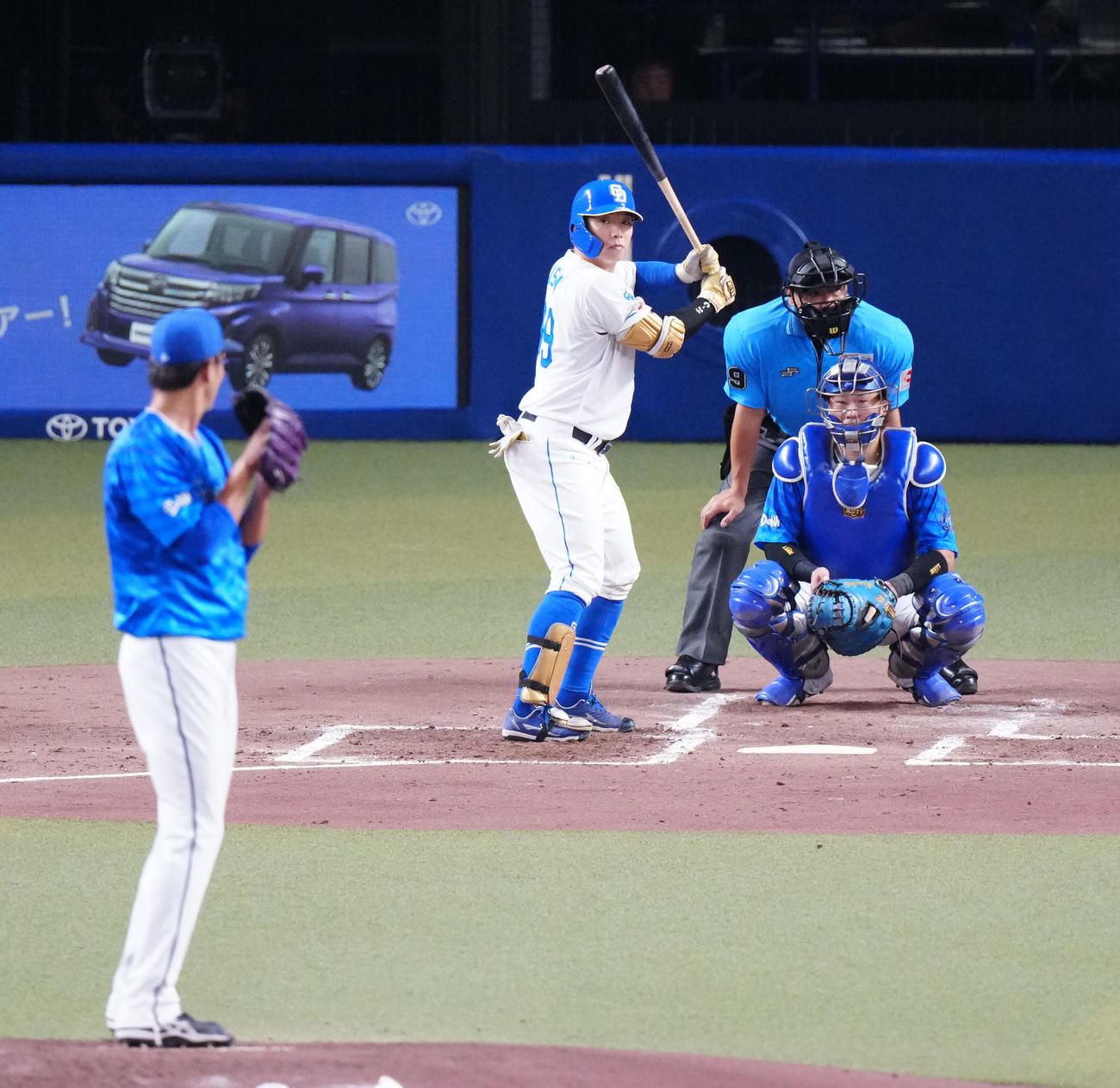 中日対DeNA 2回裏中日無死一、三塁、打席に立つ宇佐見。投手藤浪（撮影・江口和貴）