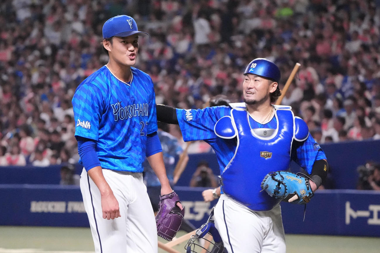 中日対DeNA 3回終了、藤浪（左）は戸柱と言葉を交わしベンチへ戻る（撮影・森本幸一）