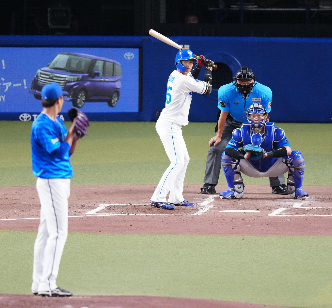 中日対DeNA 2回裏中日2死二塁、打席に立つ土田。投手藤浪（撮影・江口和貴）