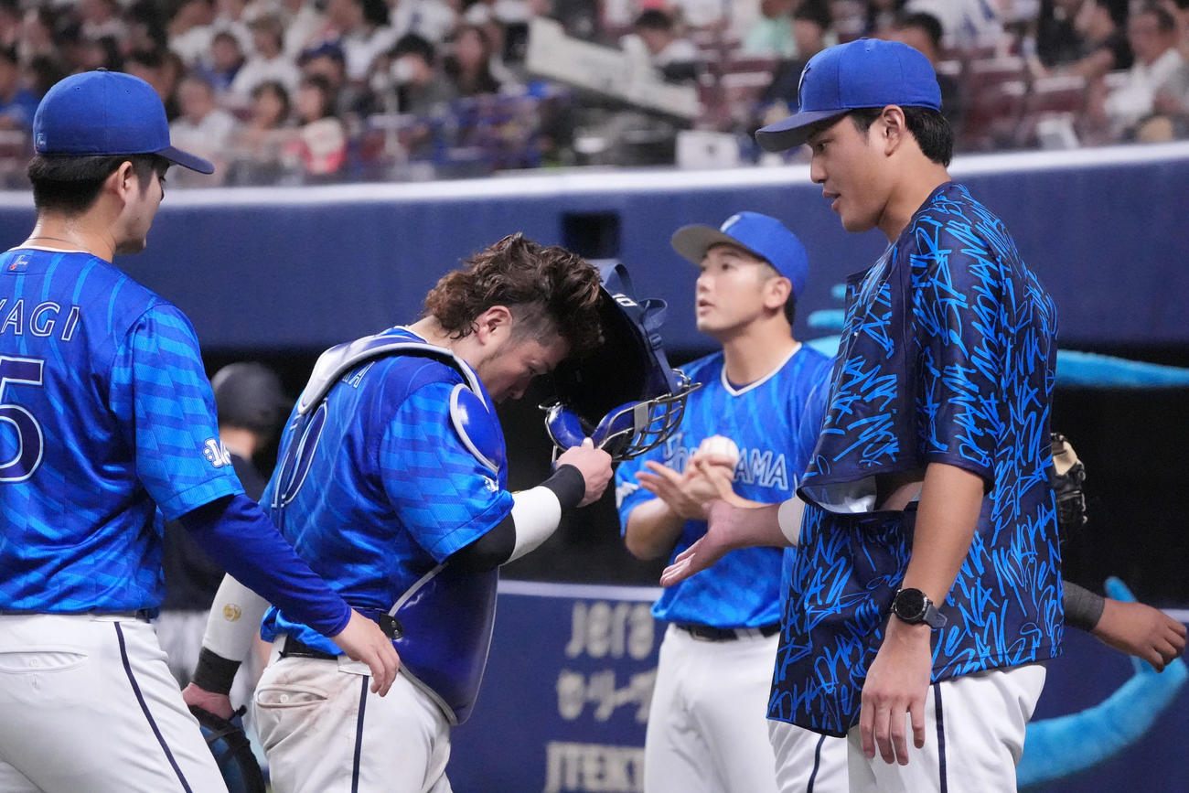 中日対DeNA 7回終了、藤浪（右）はベンチ前でナインを迎える（撮影・森本幸一）