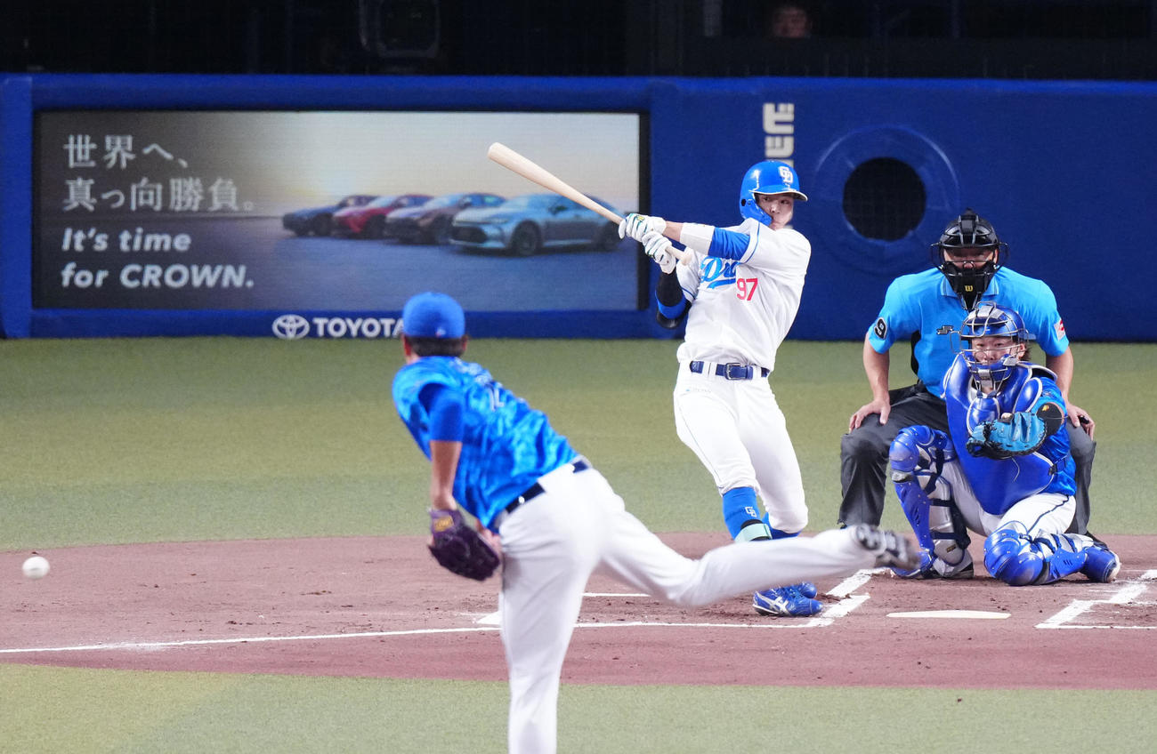 中日対DeNA 1回裏中日1死、右前打でプロ初安打とする樋口。投手藤浪（撮影・江口和貴）