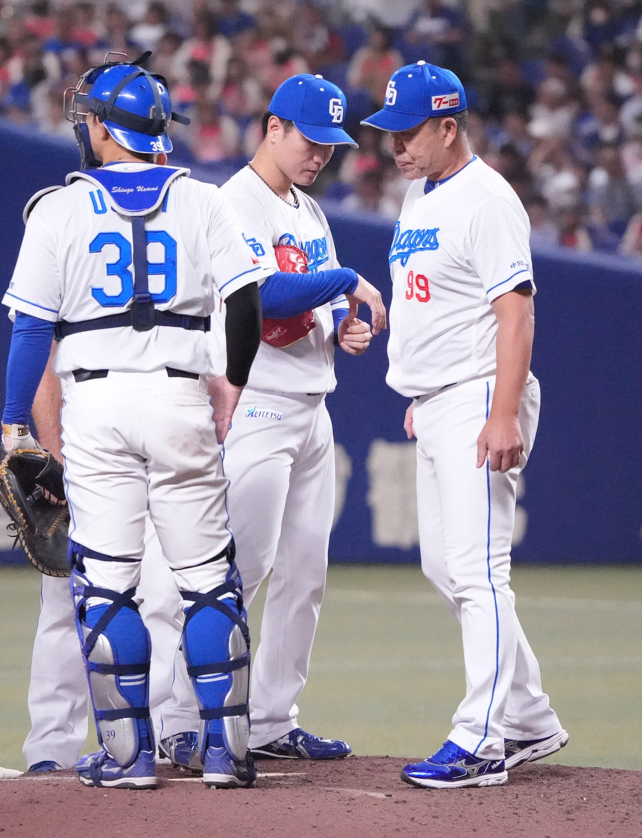 中日対DeNA 8回表DeNA2死一、二塁、清水（中央）はマウンドを降りる（撮影・森本幸一）