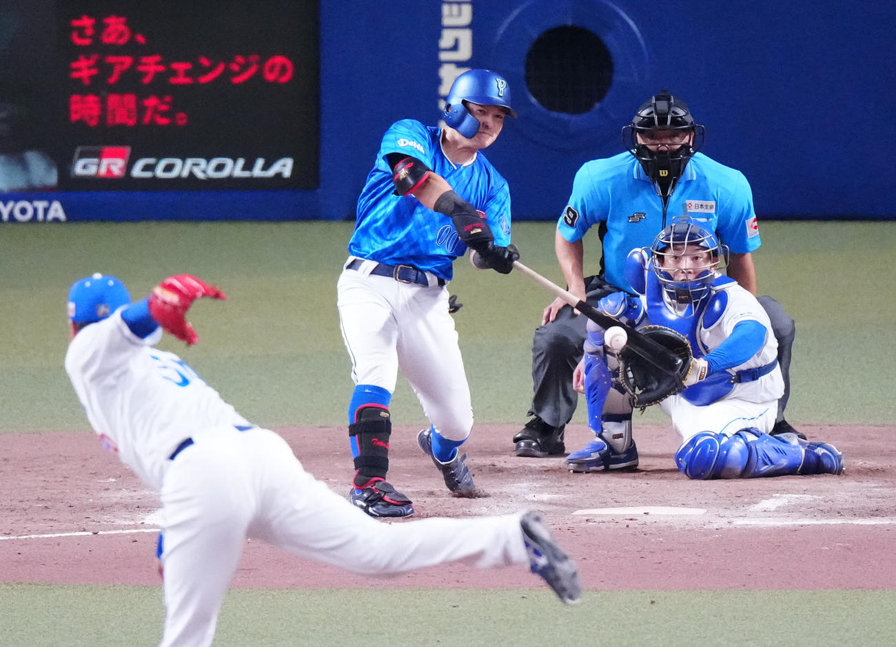 中日対DeNA 8回表DeNA2死二、三塁、2点適時打を放つ林。投手清水（撮影・江口和貴）