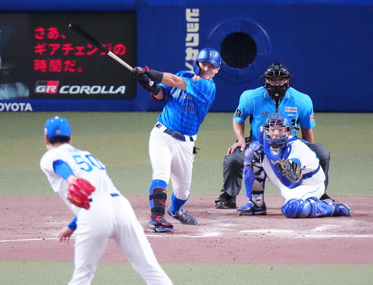 中日対DeNA 8回表DeNA2死二、三塁、2点適時打を放つ林。投手清水（撮影・江口和貴）