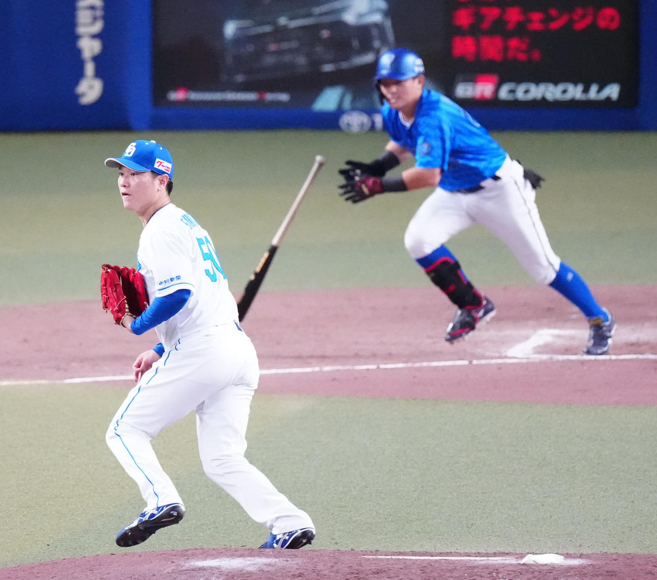 中日対DeNA 8回表DeNA2死二、三塁、林（後方）に2点適時打を浴びる清水（撮影・江口和貴）