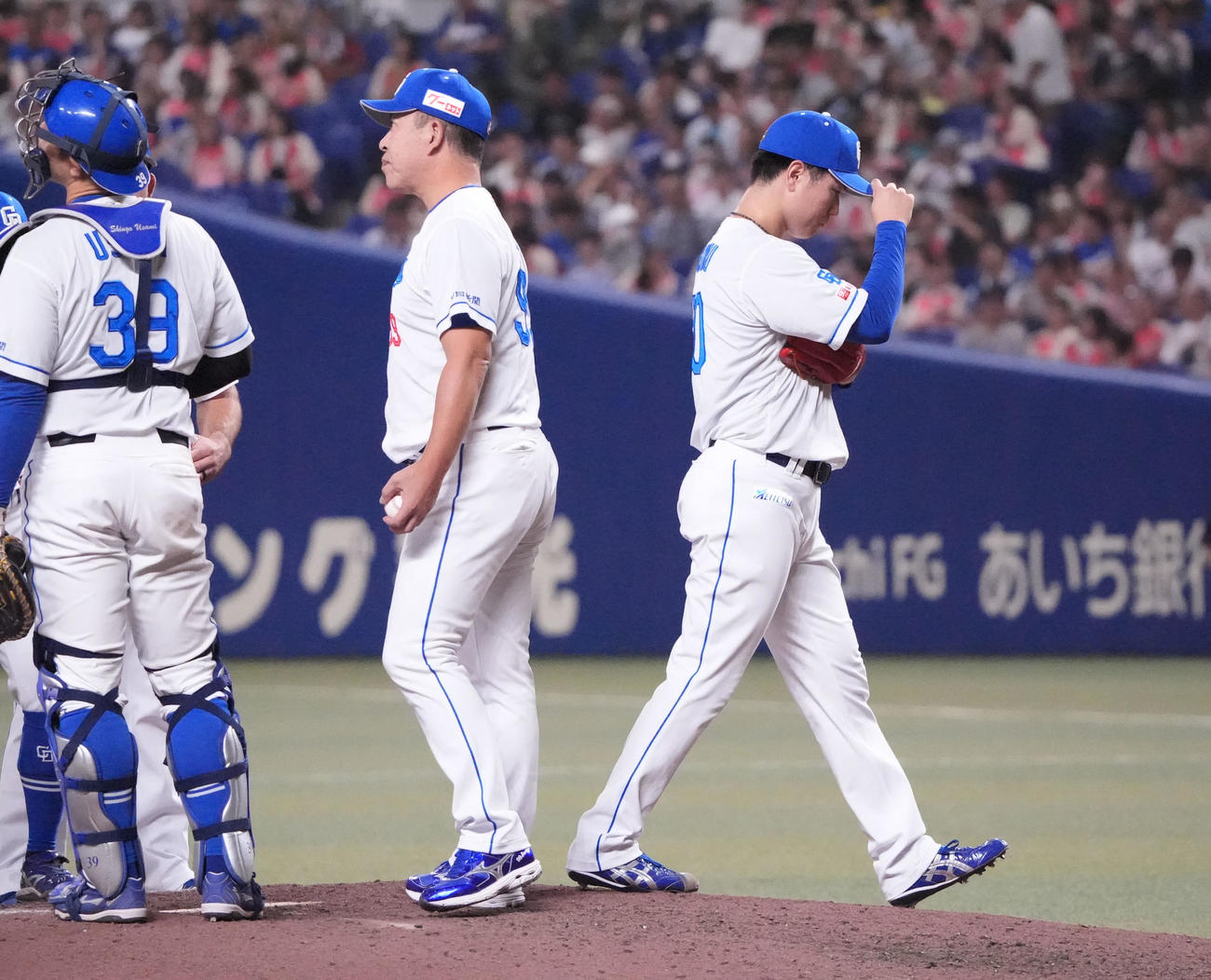 中日対DeNA 8回表DeNA2死一、二塁、清水（右）はマウンドを降りる（撮影・森本幸一）