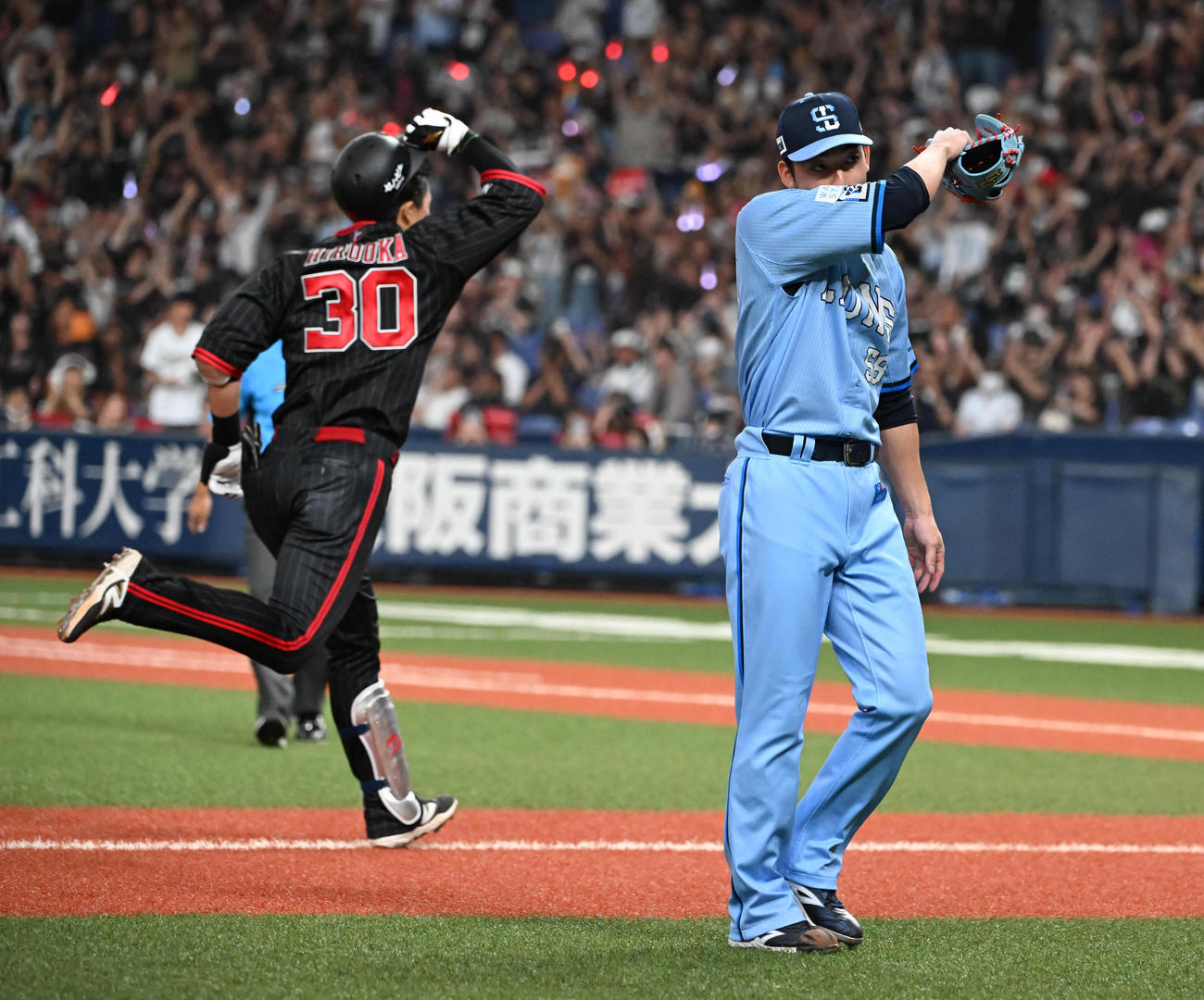 オリックス対西武　12回裏オリックス1死、広岡にサヨナラ本塁打を浴び引き揚げる中村祐（撮影・和賀正仁）