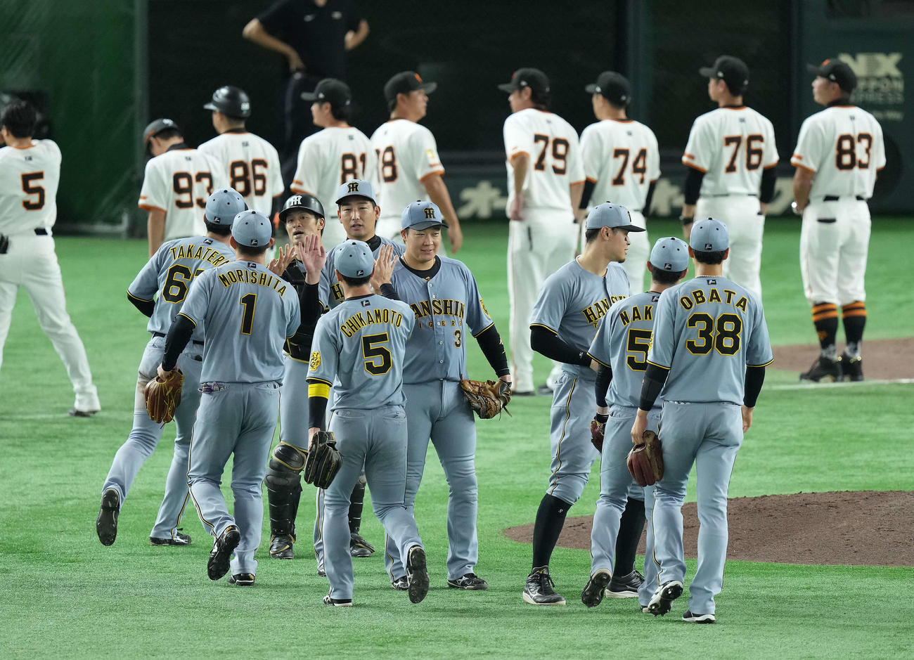 巨人対阪神　巨人に勝利した阪神（撮影・たえ見朱実）