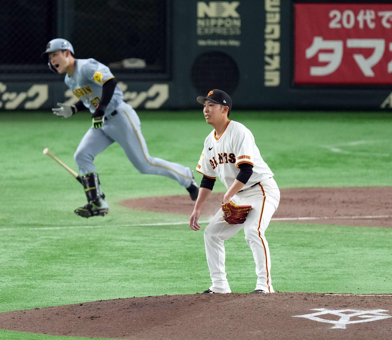 巨人対阪神　4回表阪神2死一、三塁、高寺に右前適時打を許す赤星（撮影・たえ見朱実）