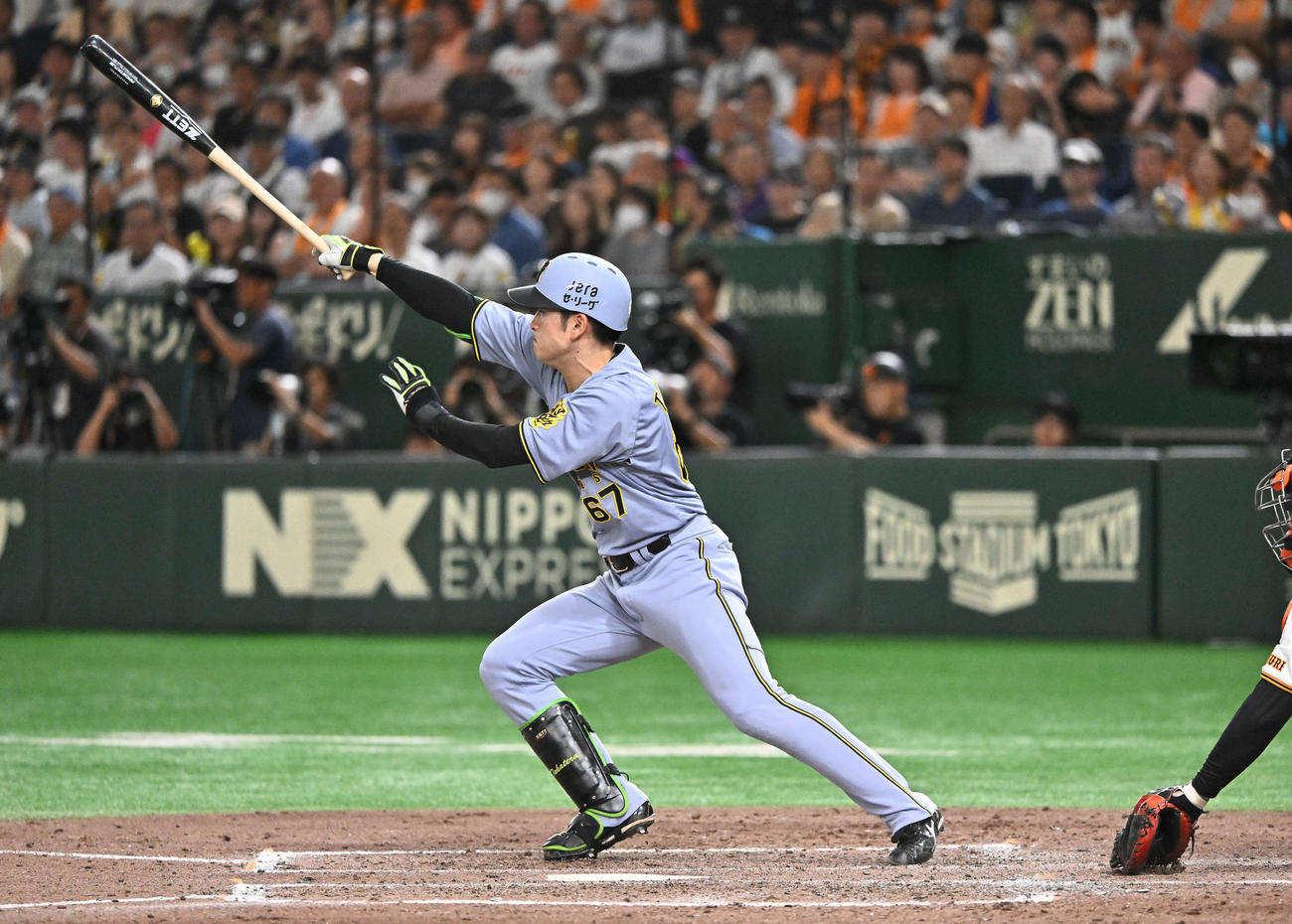 巨人対阪神　4回表阪神2死一、三塁、高寺は先制右前適時打を放つ（撮影・滝沢徹郎）