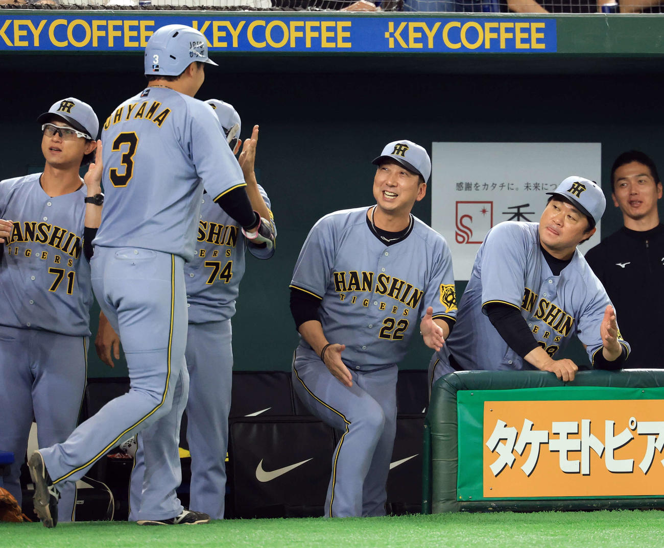 巨人対阪神　4回表阪神2死一、三塁、高寺の右適時打と相手失策で一塁から生還した大山（左）を、走るポーズで迎える藤川監督（中央）（撮影・浅見桂子）