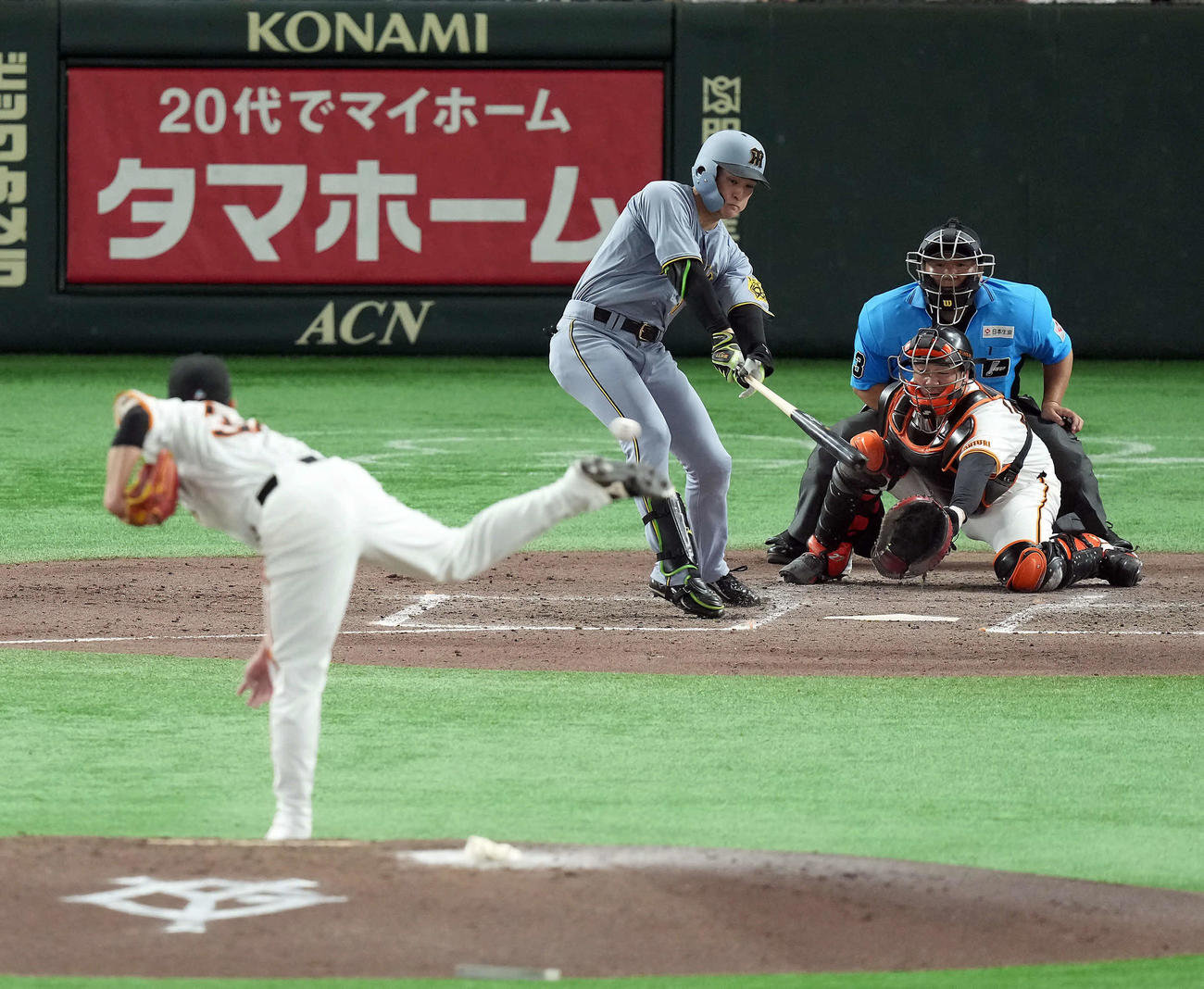 巨人対阪神　4回表阪神2死一、三塁、右前に2点適時打を放つ高寺。投手赤星（撮影・たえ見朱実）