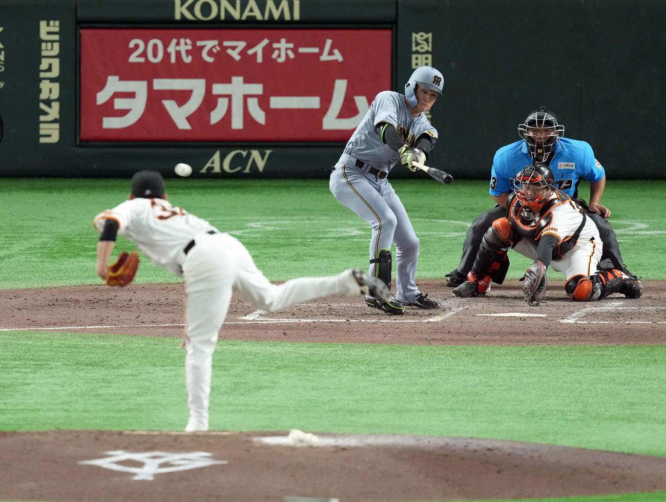 巨人対阪神　4回表阪神2死一、三塁、右前に2点適時打を放つ高寺。投手赤星（撮影・たえ見朱実）