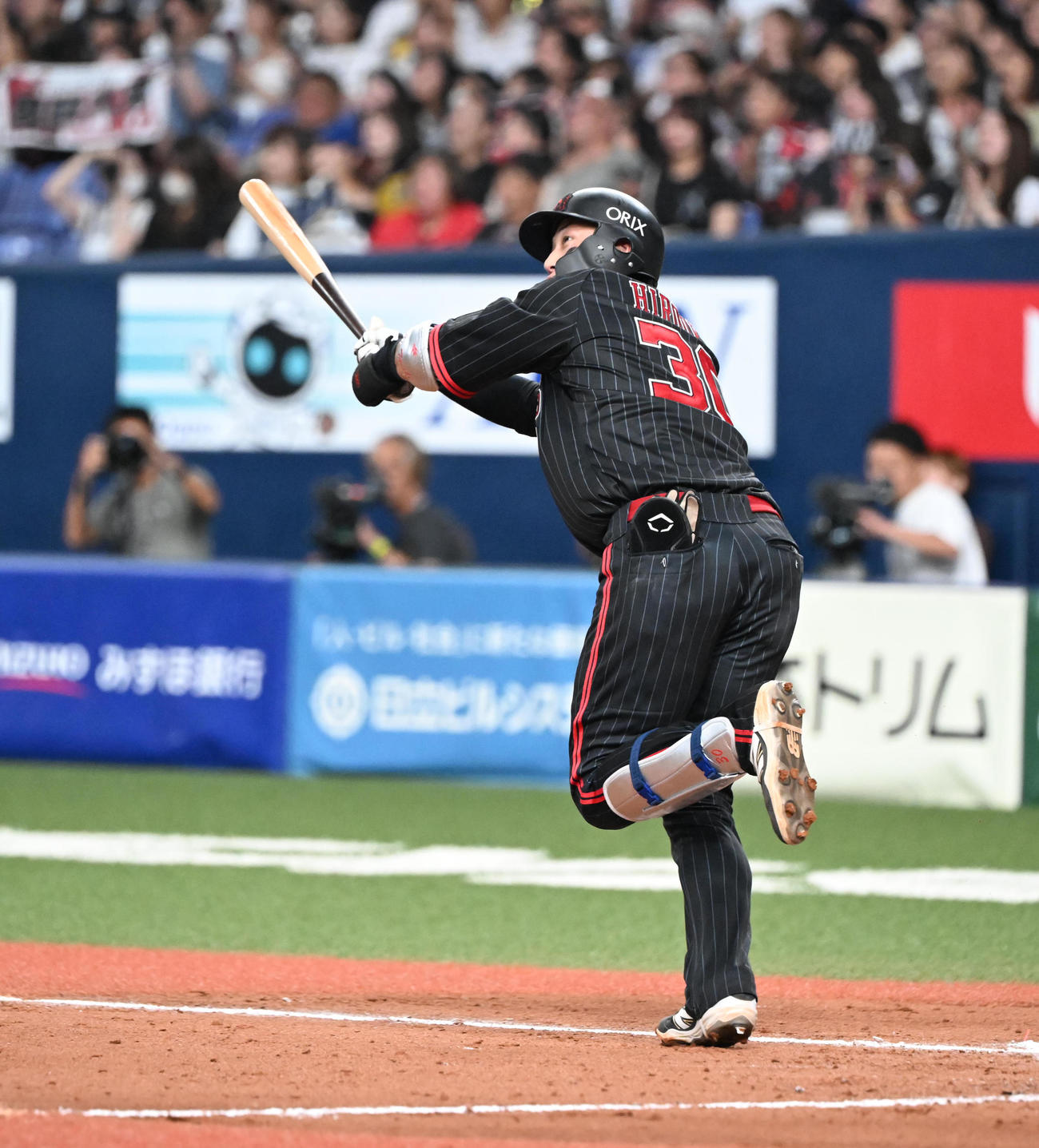 オリックス対西武　12回裏オリックス1死、左越えにサヨナラ本塁打を放つ広岡（撮影・和賀正仁）