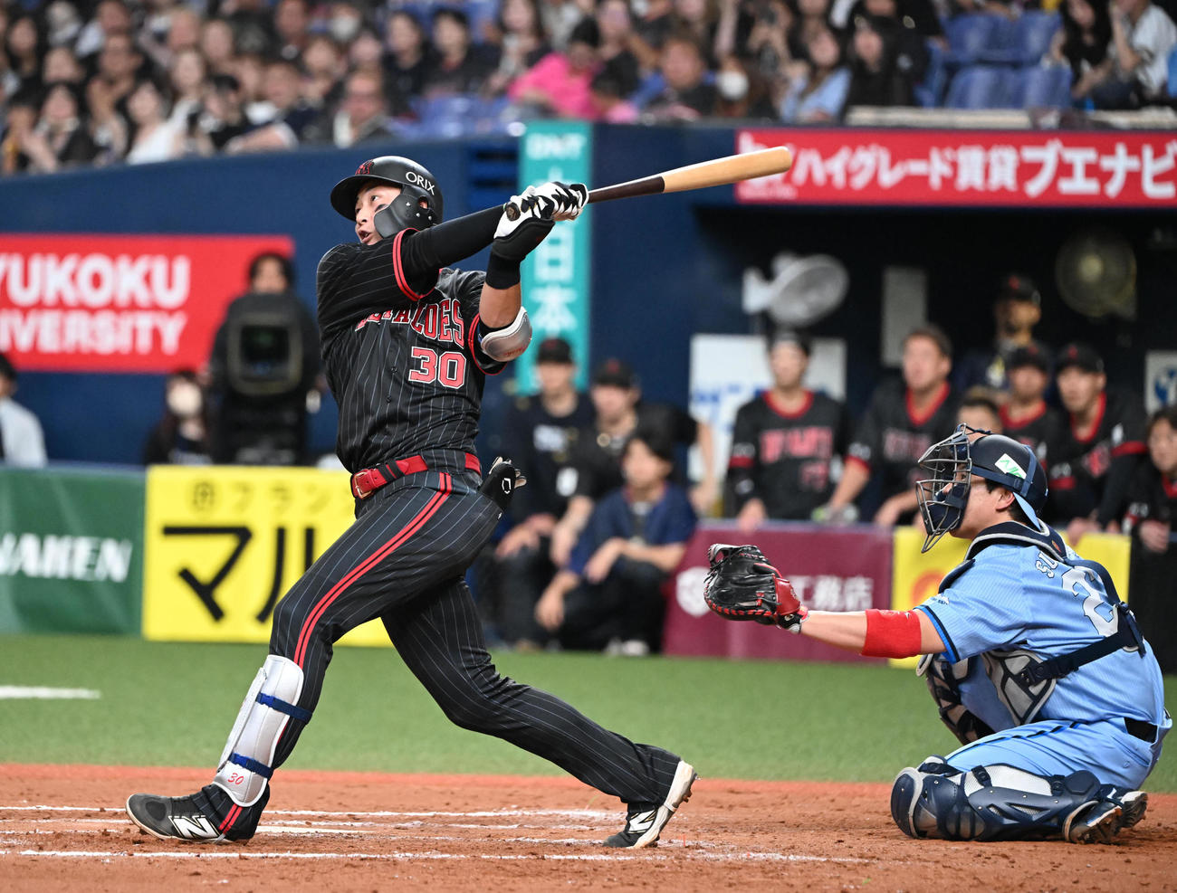 左越えにサヨナラ本塁打を放つ広岡（撮影・和賀正仁）