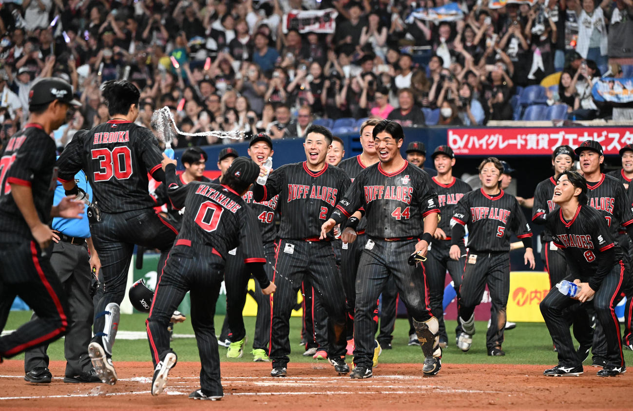 オリックス対西武　12回裏オリックス1死、左越えにサヨナラ本塁打を放った広岡は歓喜のナインに迎えられる（撮影・和賀正仁）