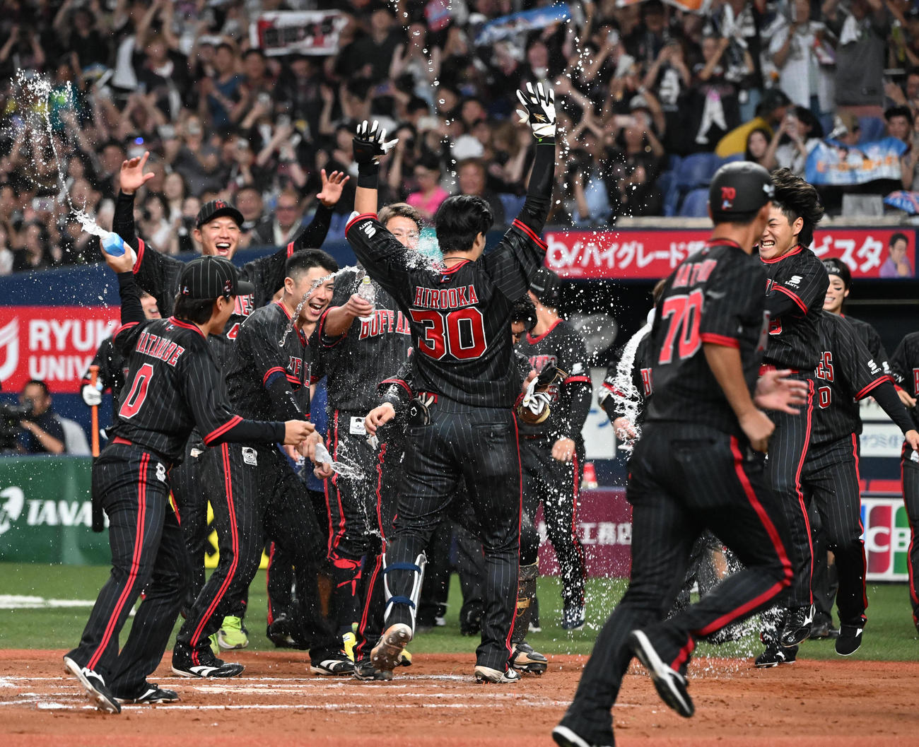 オリックス対西武　12回裏オリックス1死、左越えにサヨナラ本塁打を放った広岡は歓喜のナインに迎えられる（撮影・和賀正仁）