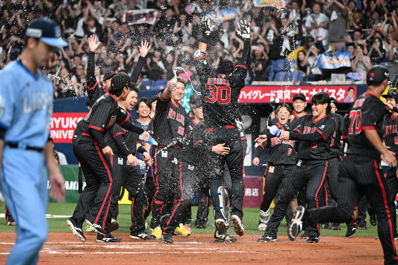 オリックス対西武　12回裏オリックス1死、左越えにサヨナラ本塁打を放った広岡は歓喜のナインに迎えられる（撮影・和賀正仁）