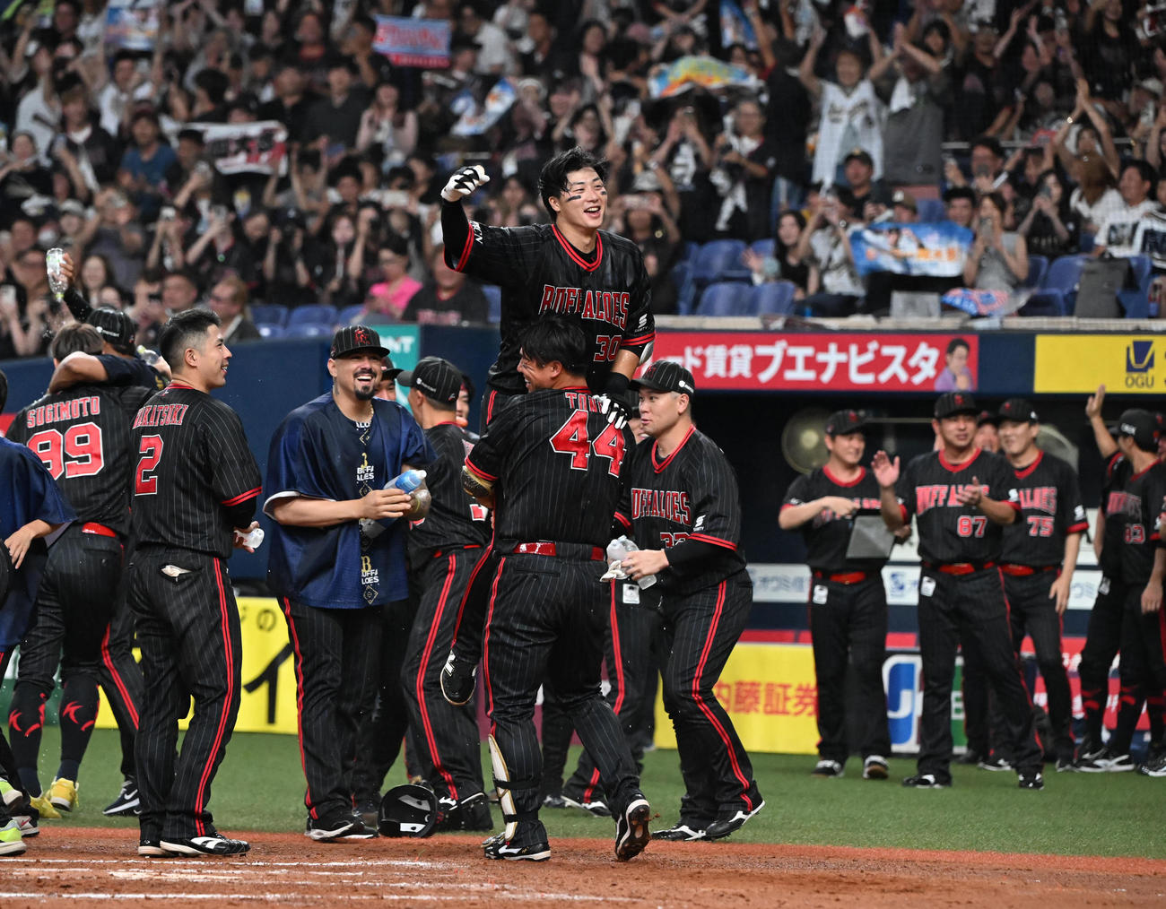 オリックス対西武　12回裏オリックス1死、左越えにサヨナラ本塁打を放った広岡は歓喜のナインに迎えられる（撮影・和賀正仁）