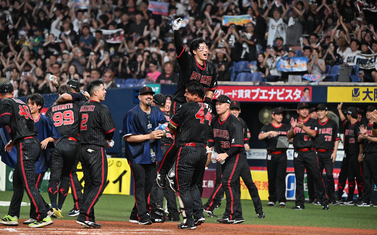 オリックス対西武　12回裏オリックス1死、左越えにサヨナラ本塁打を放った広岡は歓喜のナインに迎えられる（撮影・和賀正仁）