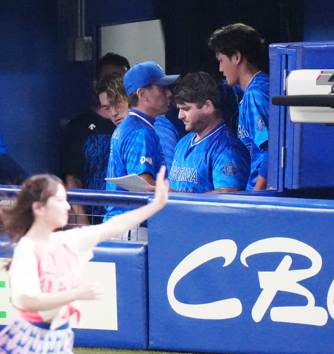 中日対DeNA 5回裏終了後、ベンチで言葉を交わすDeNA三浦監督（後方左）と藤浪（撮影・江口和貴）