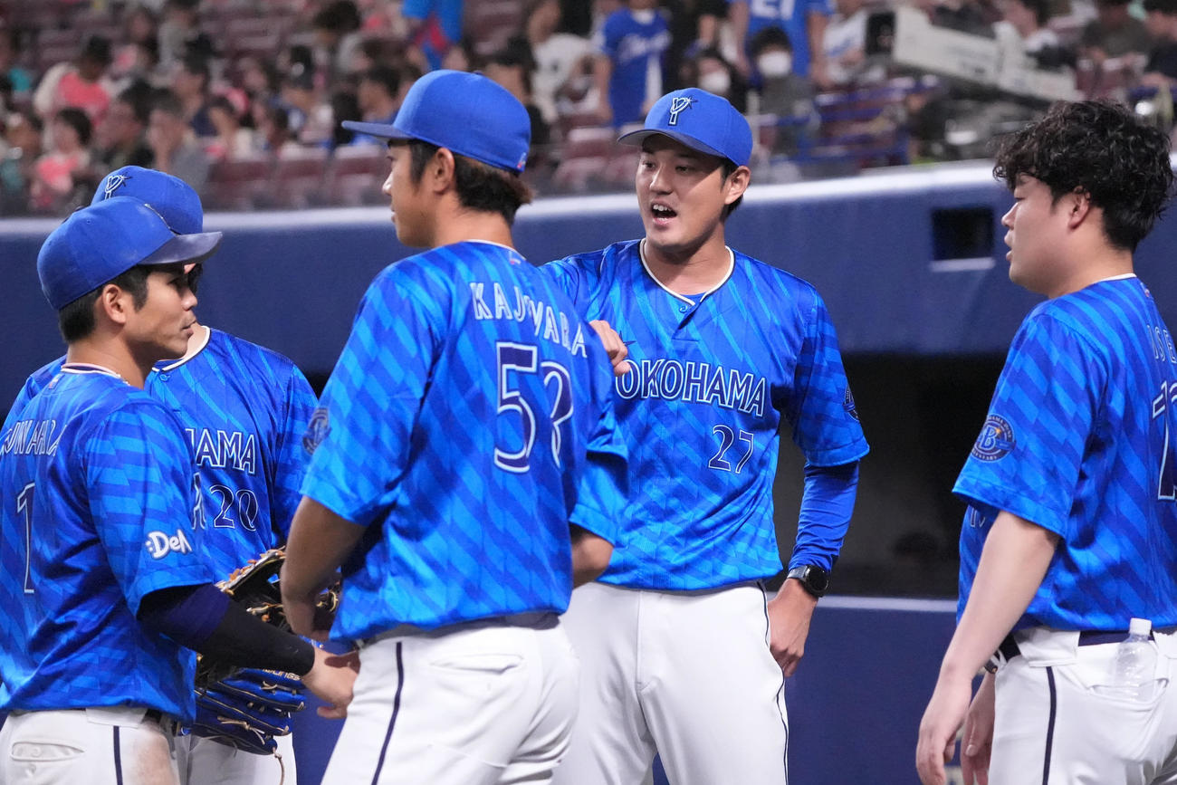 中日対DeNA 11回終了、藤浪（右から2人目）はベンチ前でナインを迎える（撮影・森本幸一）