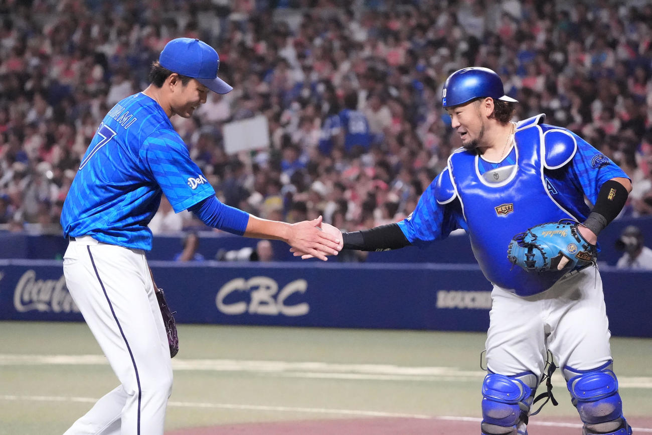 中日対DeNA 3回終了、藤浪（左）は戸柱とタッチを交わしベンチへ戻る（撮影・森本幸一）