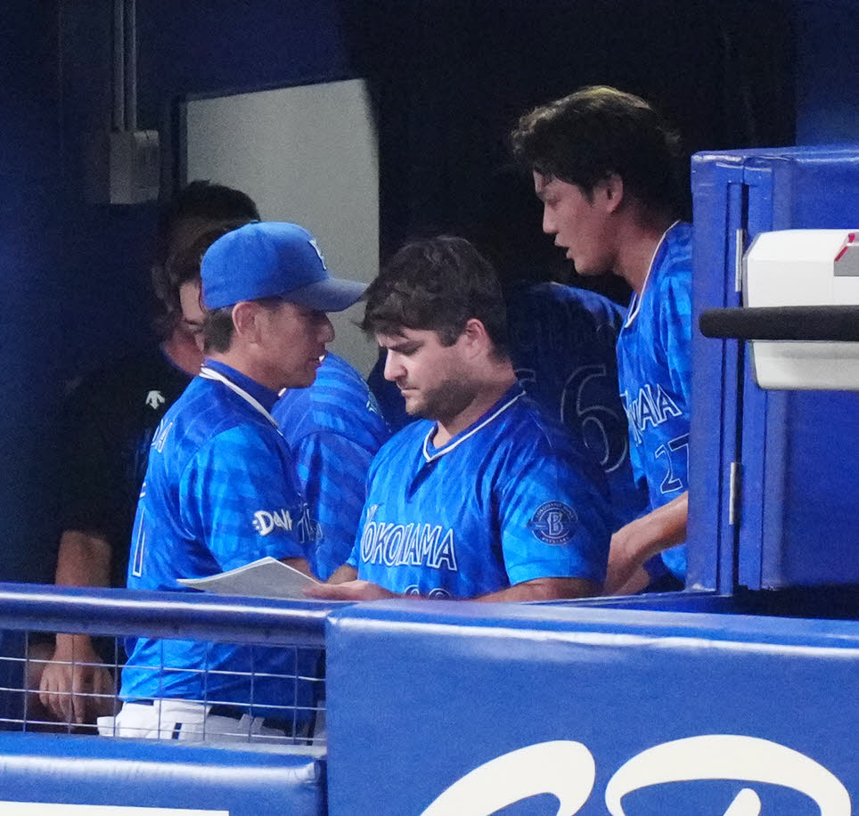 中日対DeNA 5回裏終了後、ベンチで言葉を交わすDeNA三浦監督（左）と藤浪（撮影・江口和貴）