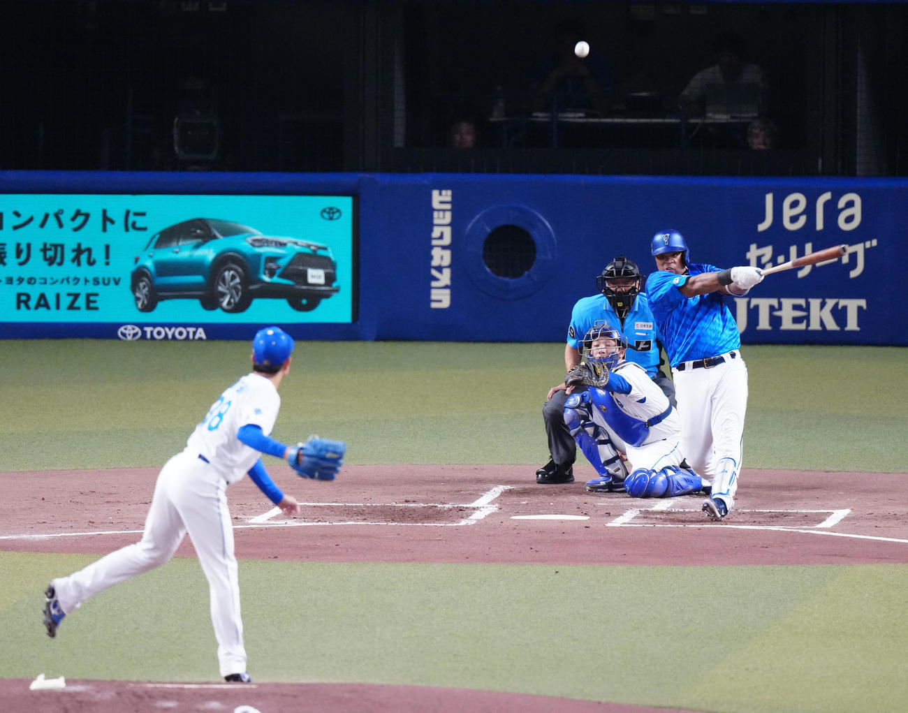 中日対DeNA 2回表DeNA無死、ソロ本塁打を放つビシエド。投手松葉（撮影・江口和貴）