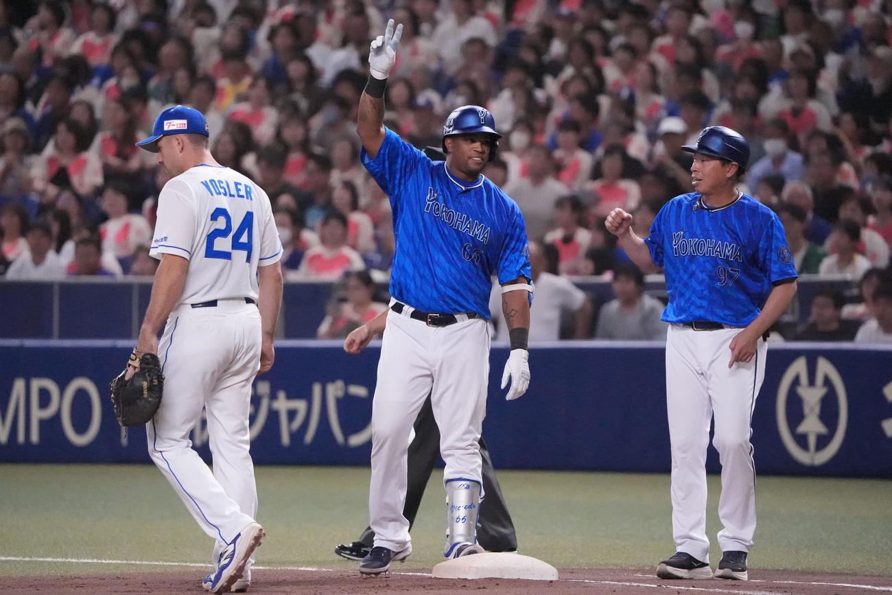 中日対DeNA 8回表DeNA1死一塁、ビシエド（中央）は右前打を放ちベンチに向かってポーズを決める（撮影・森本幸一）