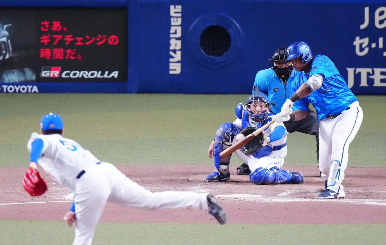 中日対DeNA 8回表DeNA1死一塁、右前打を放つビシエド。投手清水（撮影・江口和貴）